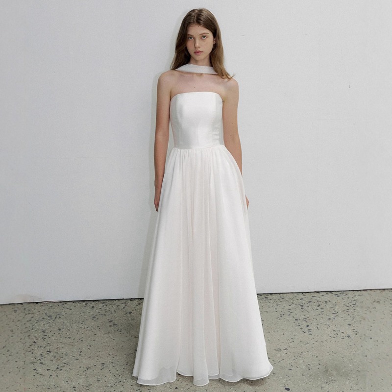 Photography Natural Lighting Basics - Minimaal ontworpen strapless trouwjurk, afneembare sjaal